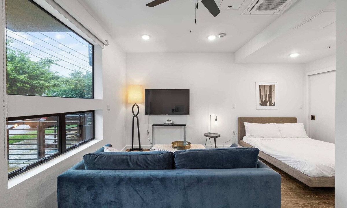 East Cesar Chavez Apartment | Prime DT ATX Studio | Mins to Rainey St | Patio