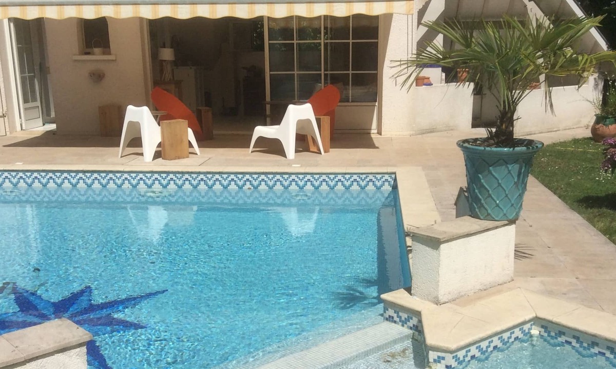 Saint-Sulpice-et-Cameyrac Villa | Prime location in a golfing community.