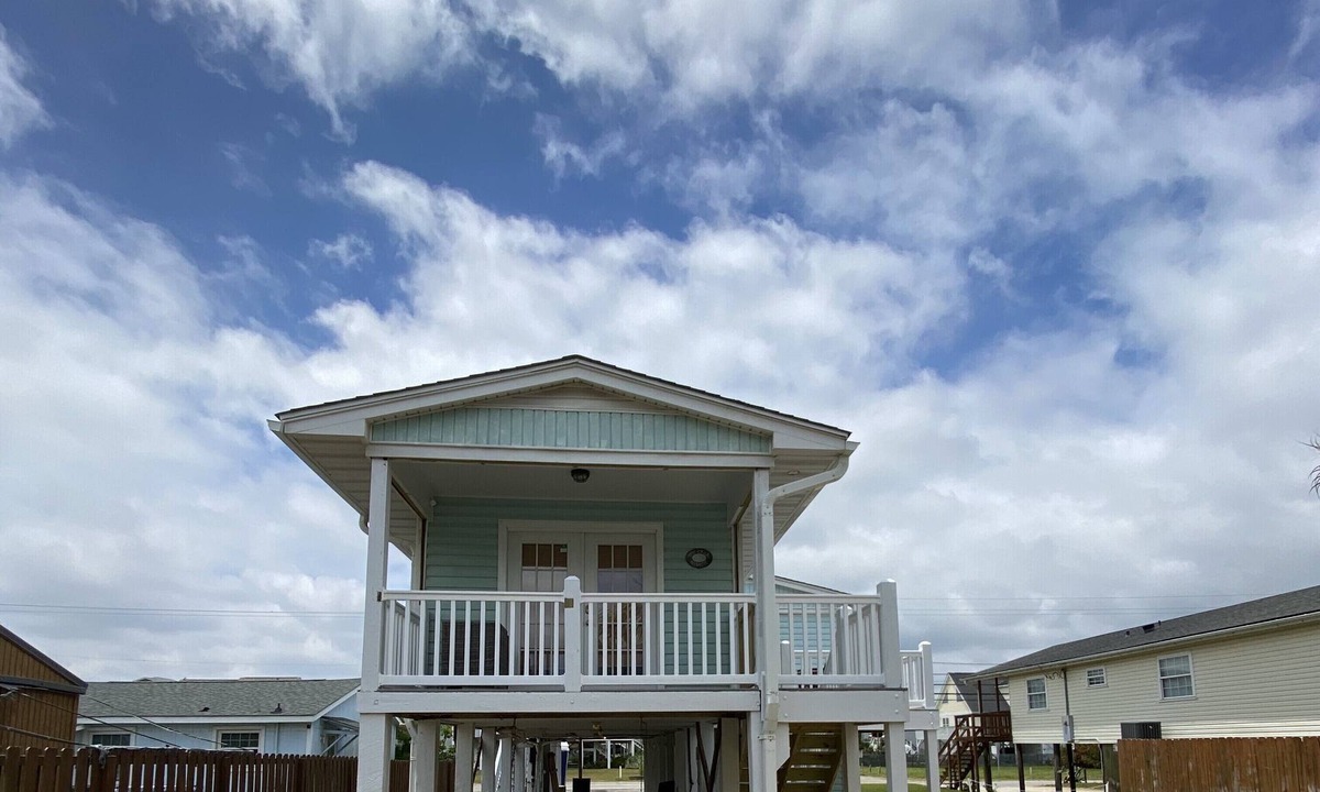 North Carolina Coast Apartment | Prime Location 1 Bedroom 1 Bath!