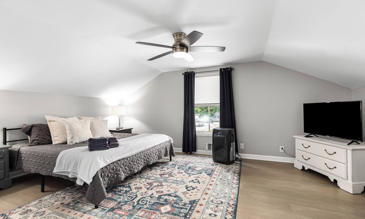 Warren Apartment | Prime Location! 2BR, King Bed w/Laundry