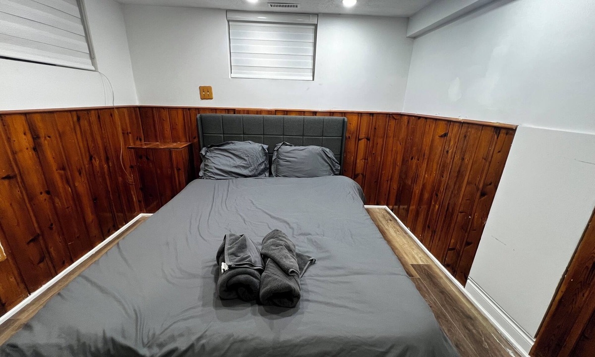 Streetsville Apartment | Prime Location 3Bedrooms, 2 Bath,Basement Apt with free parking-Close to Transit