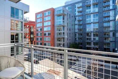 Clarendon Apartment | Prime Location Apt W Gym