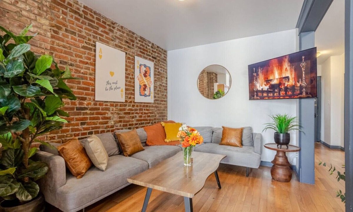 Shaughnessy Village Apartment | Prime Location | Charming 4BR in Downtown MTL