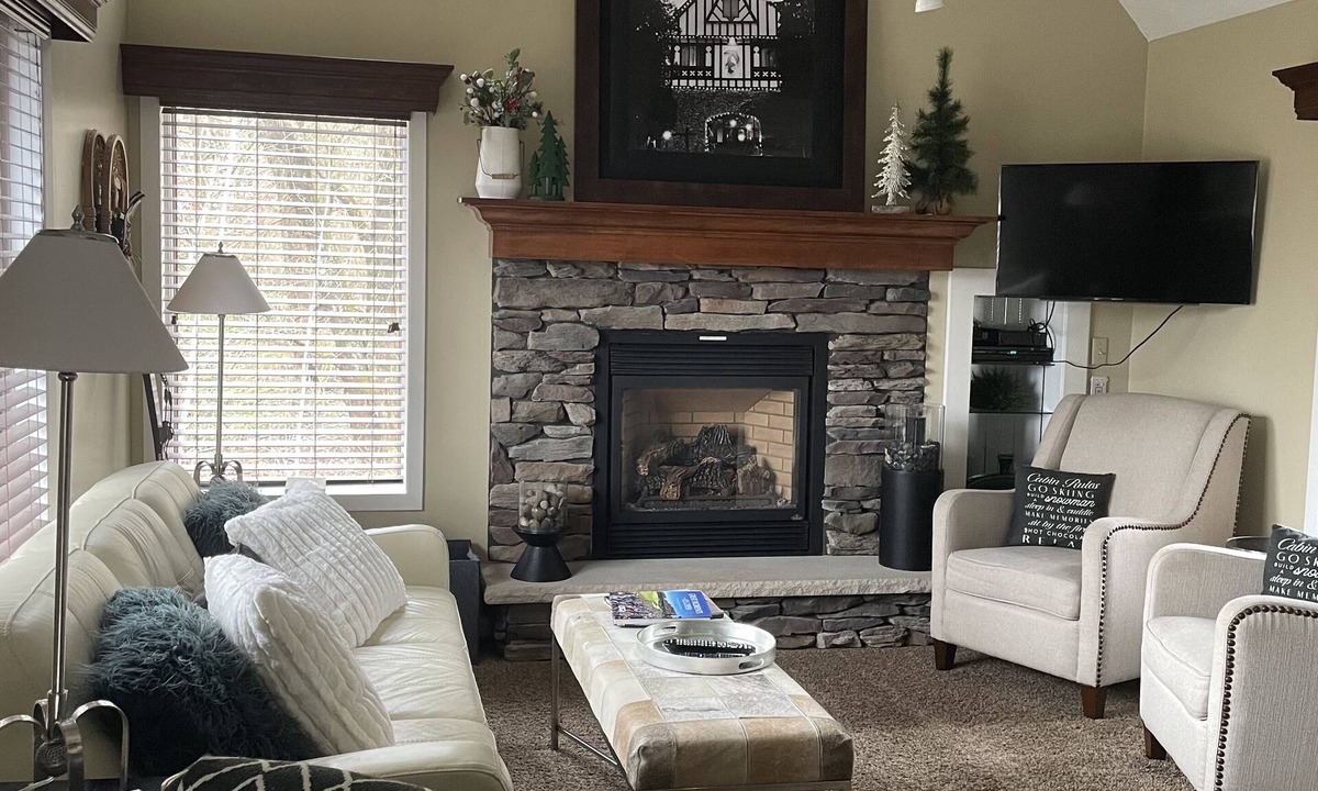 Clymer Condo | Prime Location! Clean 3 BDRM/3 FULL BATH. Next to MountainAdventures & MainLodge