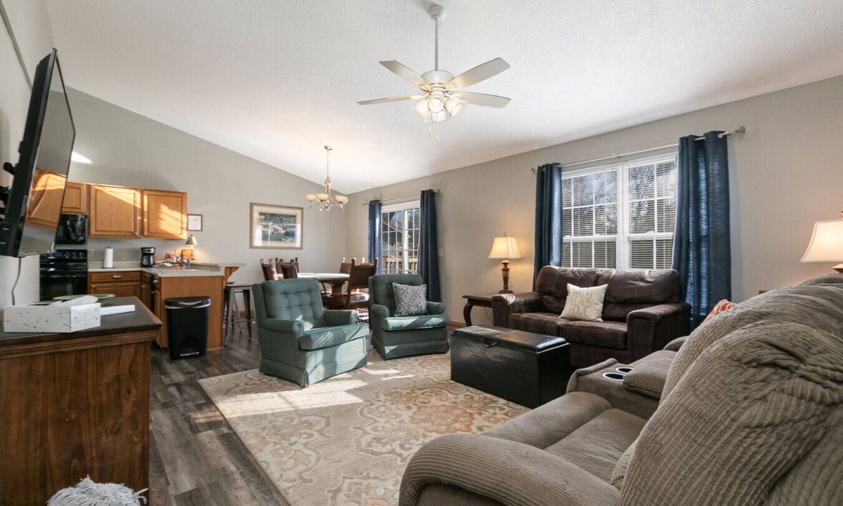 Springfield House | Prime Location Cottage- King Suite