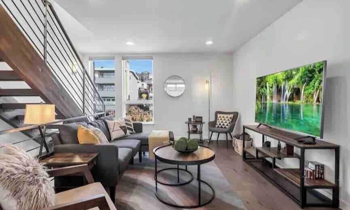 Eastlake House | Prime Location. Lake View. Seattle Skyline View.