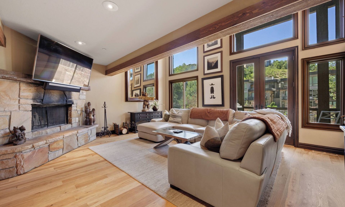 Deer Valley House | Prime location on Deer Valley Drive. Walk to Main, 3 Minute Shuttle to the Lifts!