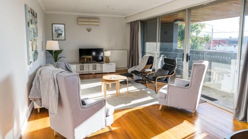 Glen Iris House | Prime Location Private Home Large Pool Pets welcome