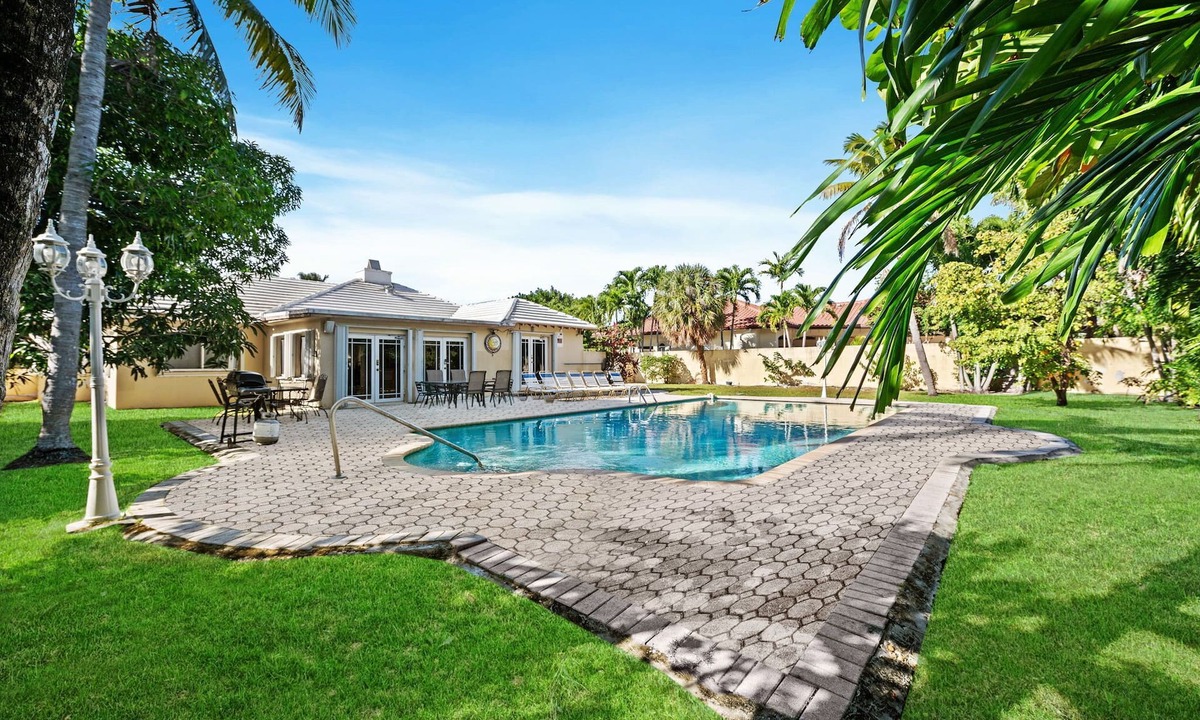 Harbor Beach Villa | PRIME LOCATION — Walk to BEACH, Restaurants, Nightlife, Las Olas — Private Pool