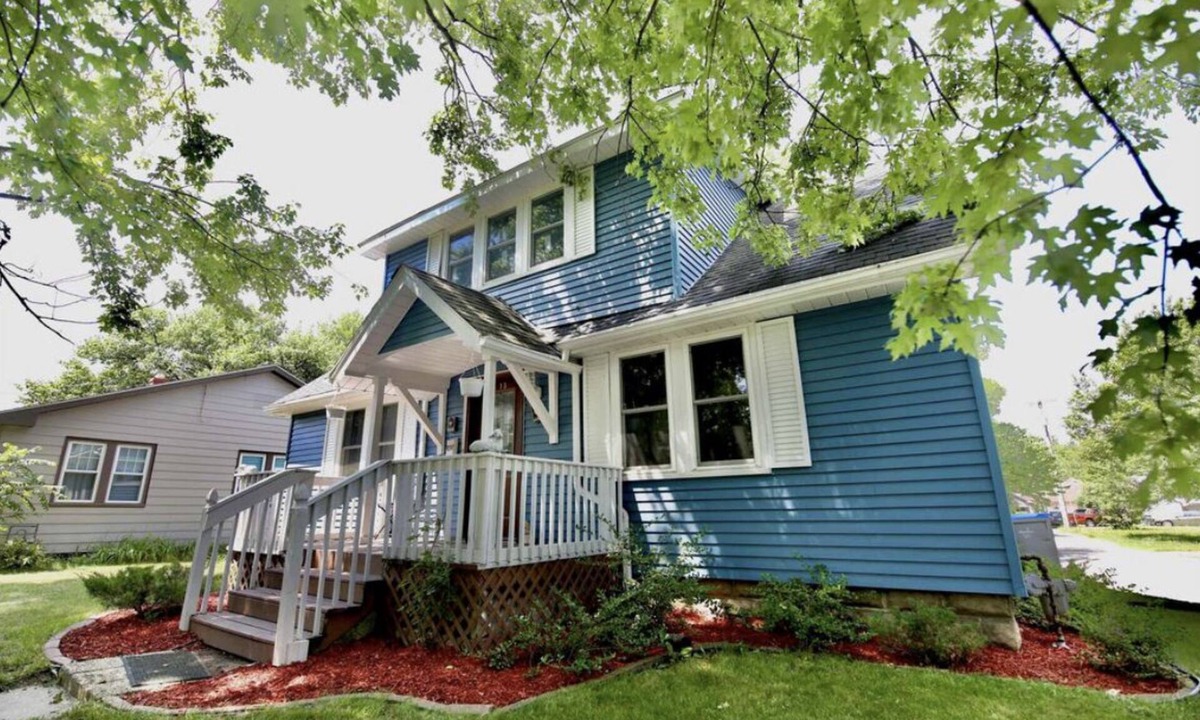 Goshen House | Prime location