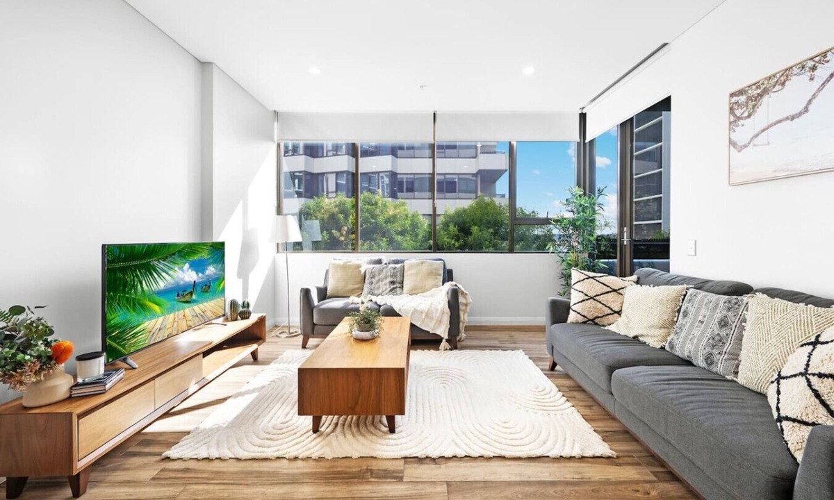 Mascot Apartment | Prime Mascot 2BR + Pool, Gym & Sauna Access