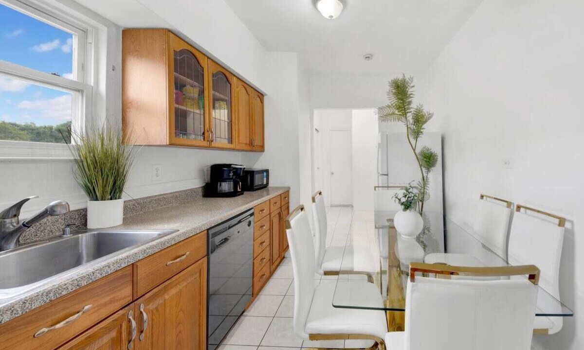 Southeast Yonkers House | Prime NY Luxury Getaway King Bed + Easy Parking