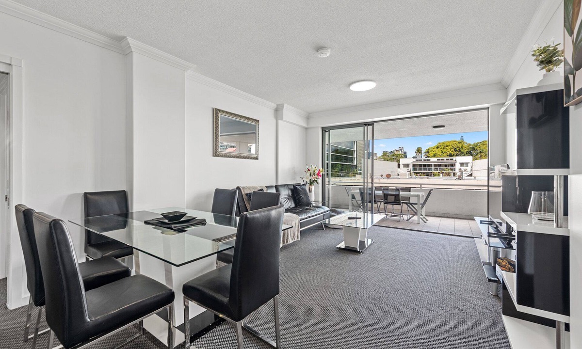 Bowen Hills Apartment | Prime Position! 3bed/2bath/1car ~ 10mins to CBD