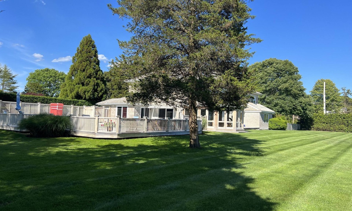 Quogue House | Prime Quogue village location