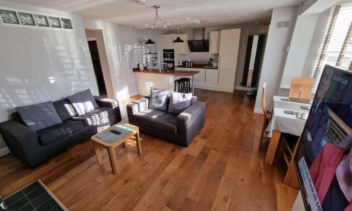 Seafront Apartment | Prime Seafront Location, Free Shared Parking