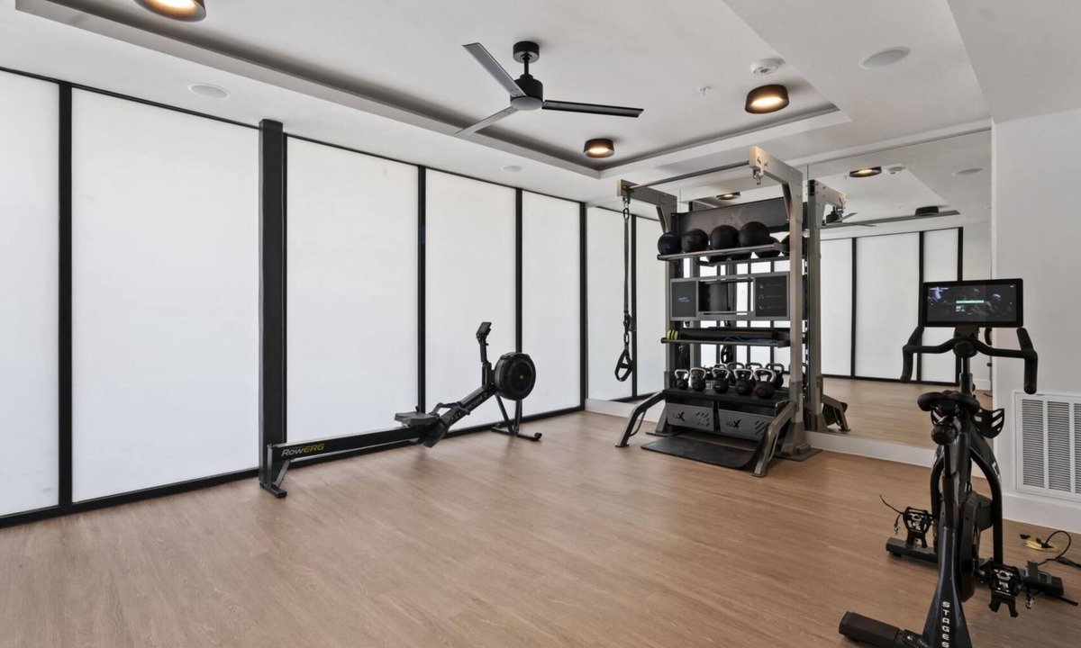 Windsor Park Apartment | Prime Soco Airy 1BR King Suite w Pool Parking