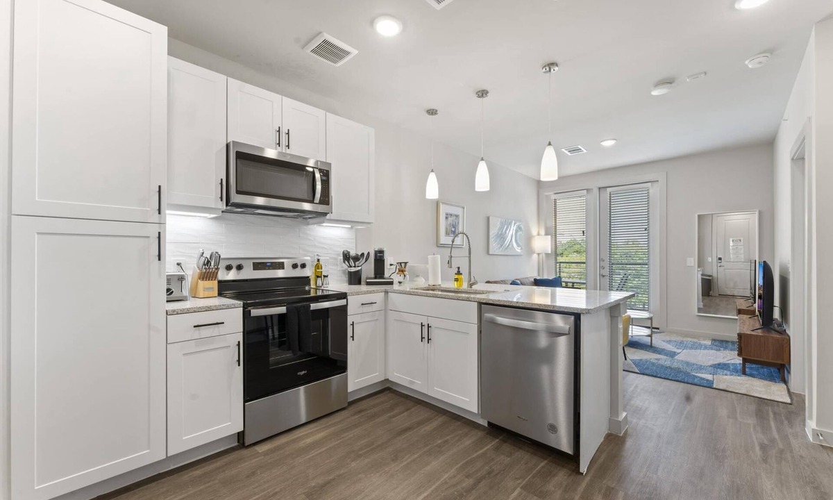 Windsor Park Apartment | Prime Soco Cozy 1BR King Suite w Pool Parking