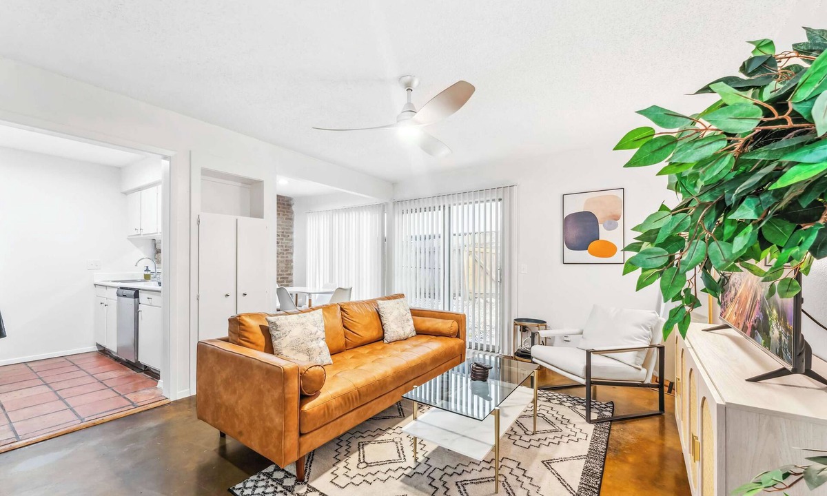 Bouldin Apartment | Prime SoCo cozy 1BR king suite w/pool, parking