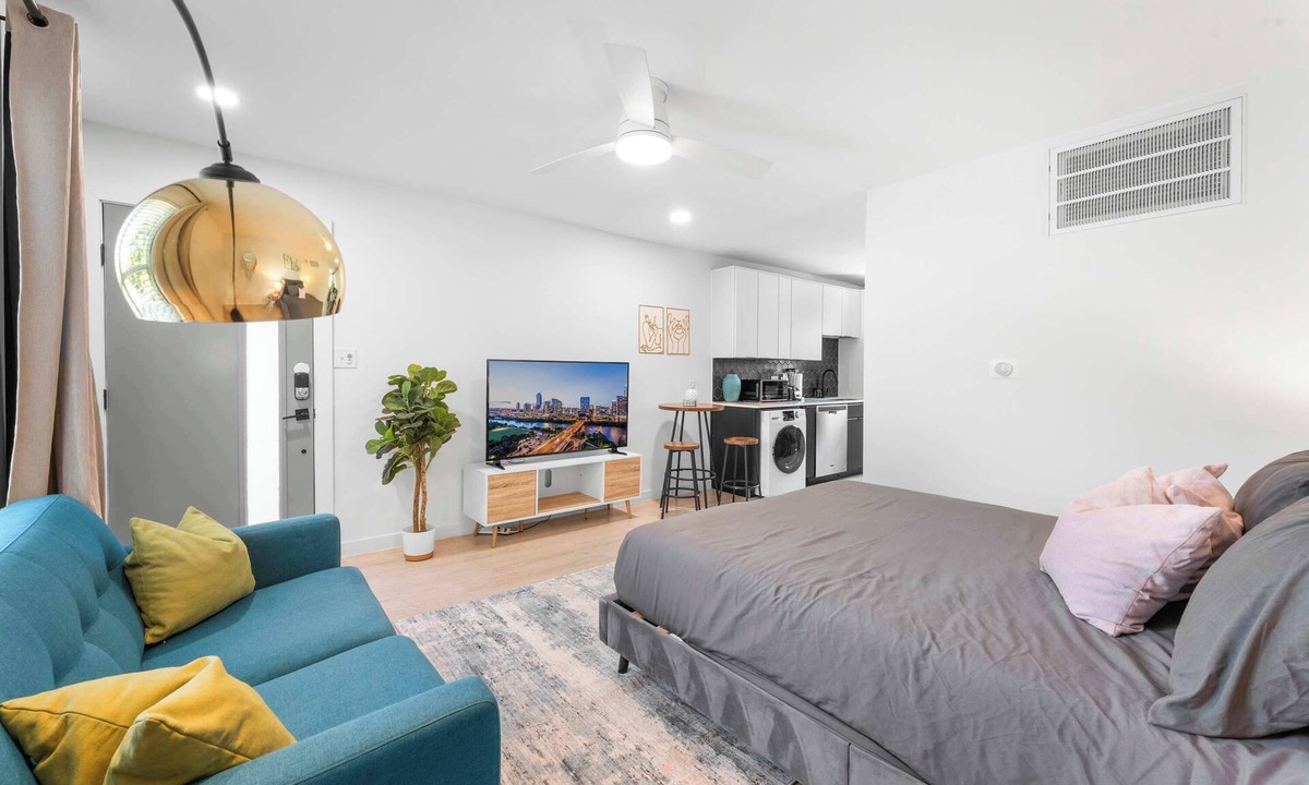 Travis Heights Apartment | Prime SoCo cozy studio w/laundryWiFi, 7 Min to DT