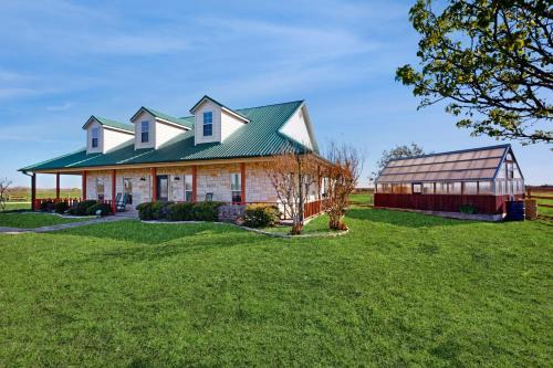 Celeste House | Prime Stargazing! Serene Texas Countryside Retreat