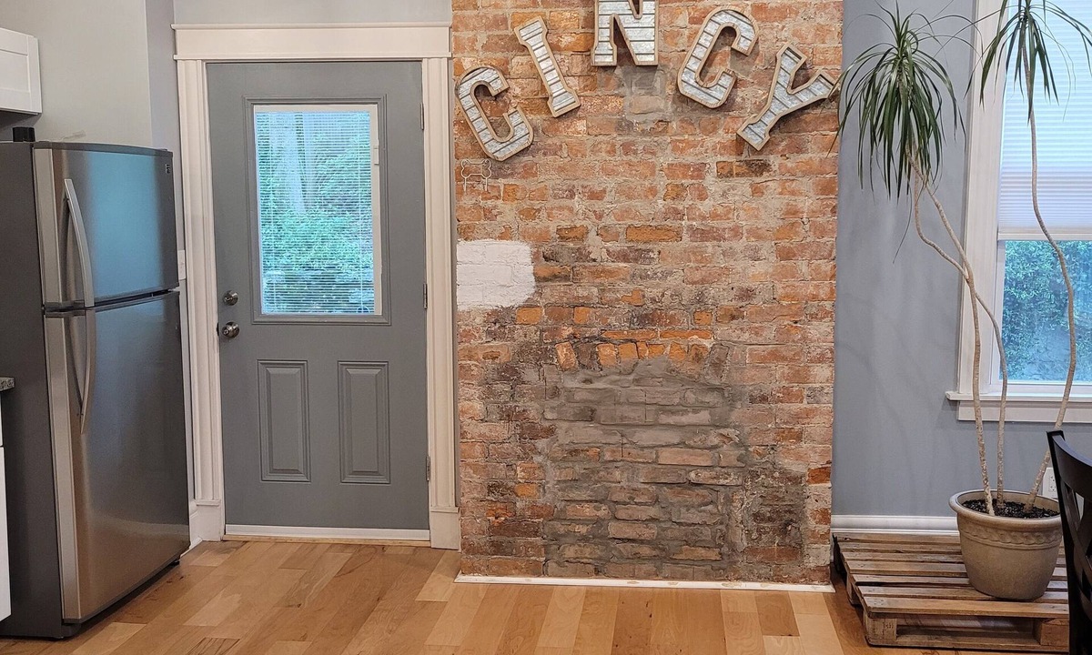 Clifton House | Prime Walk to Cincinnati Zoo & Botanical Garden –Steps to UC, Short Vine & More!