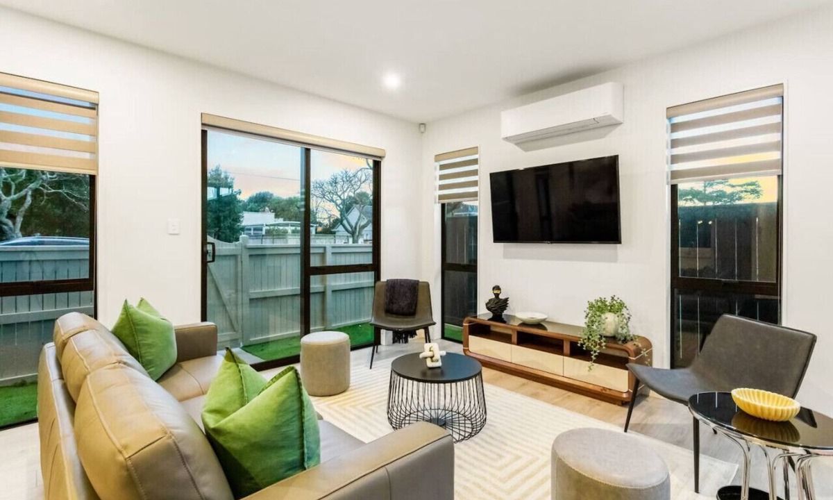 Sandringham Villa | Pristine Modern Central Home | Netflix & Heatpump