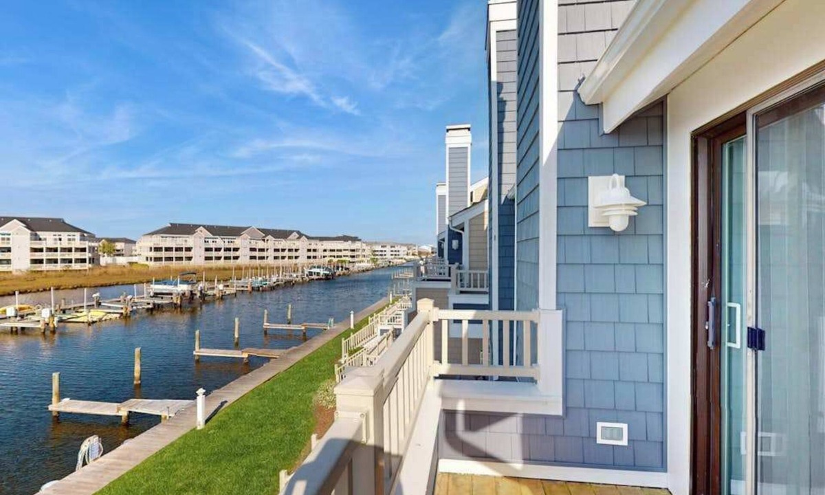Heron Harbour Isle Condo | Pristine bay front townhome in Ocean City: Sweeping views, modern amenities