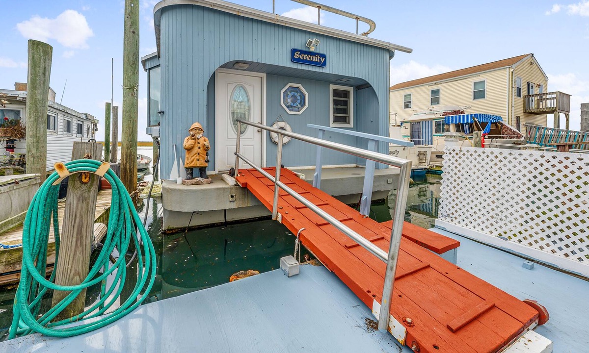 Seaford Boat Rental | Pristine Bayfront Houseboat