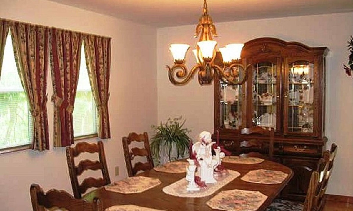 McKownville House | PRISTINE CAPE COD ON THE CREEK! 4 Large Bedrooms - 8 Guests