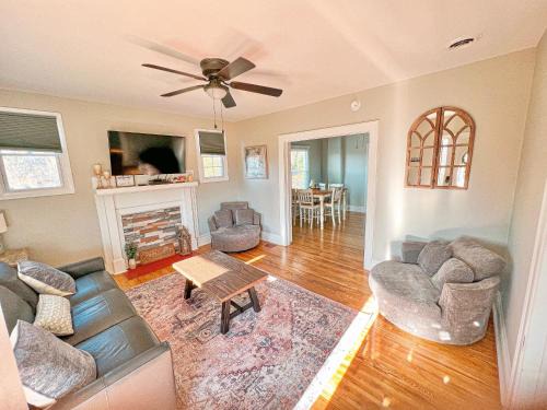 Fieldale House | Pristine, Central and Comfortable!