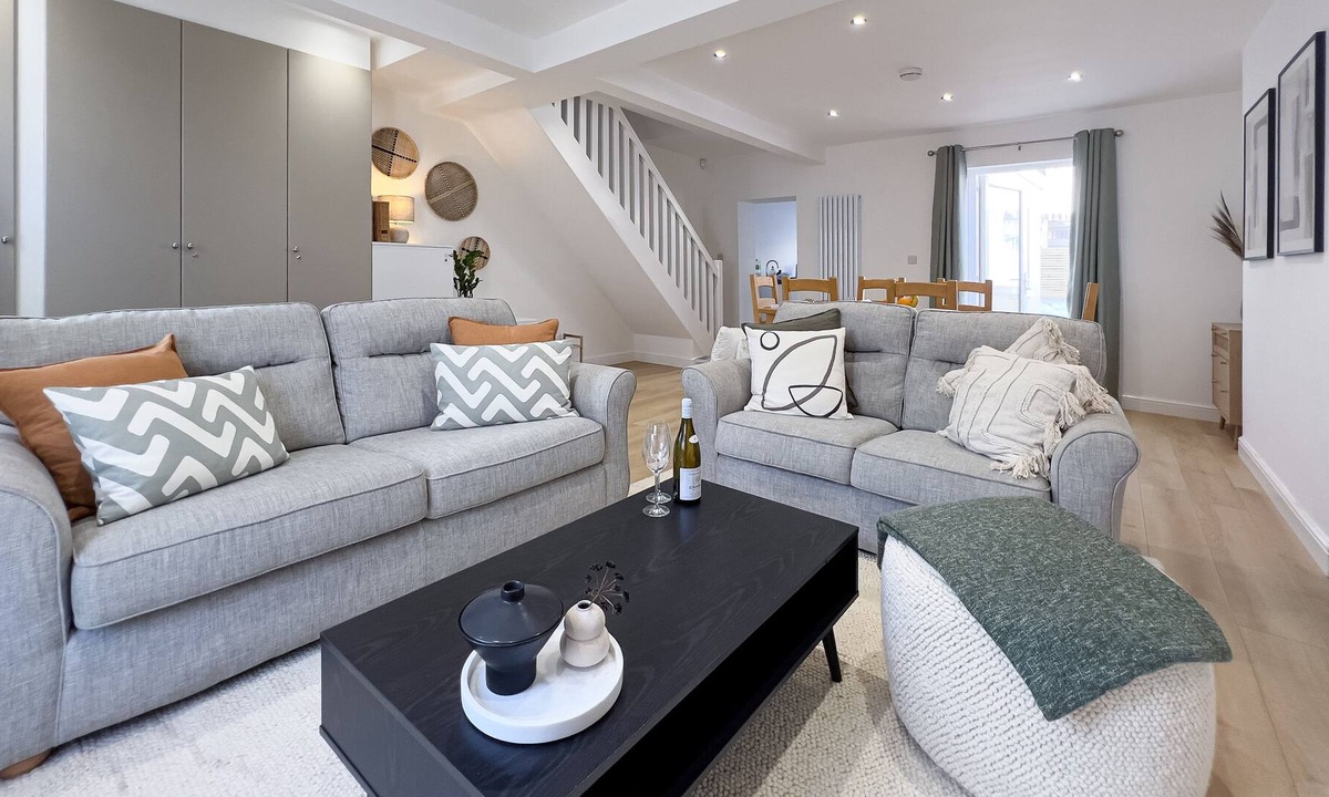 Budleigh Salterton House | Pristine cottage, steps from beach!
