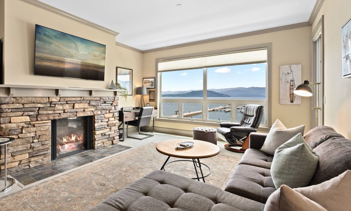 Sandpoint Condo | Pristine Condo w/Pool & Beach-Seasons at Sandpoint