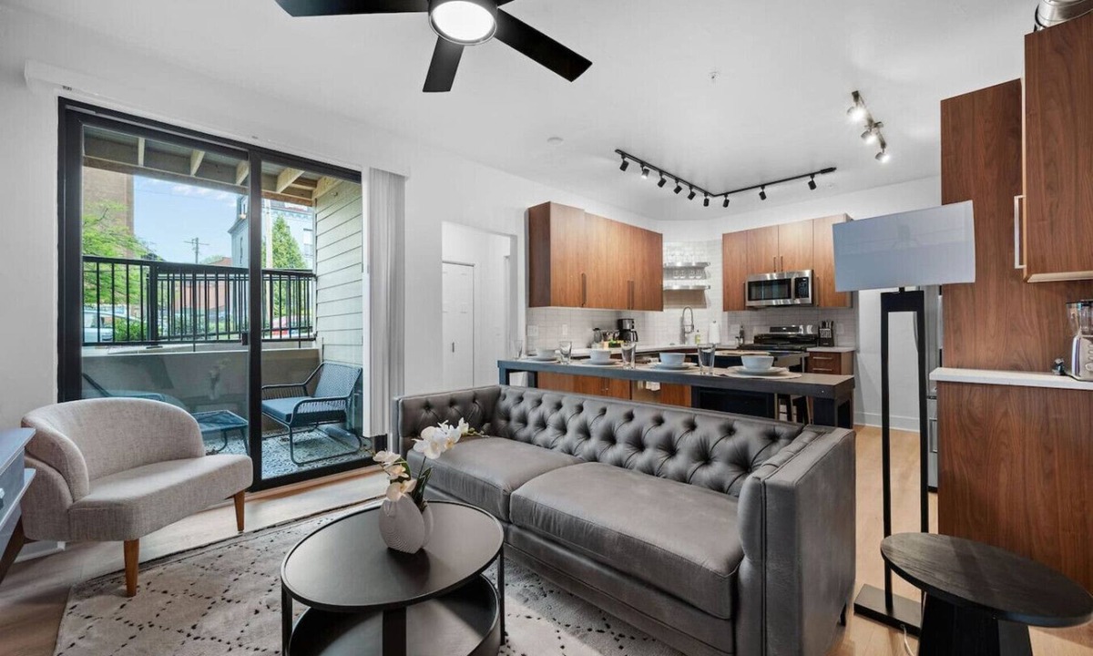 Shadyside Apartment | Pristine Double King 3BR suite | A+ Location| ADA|