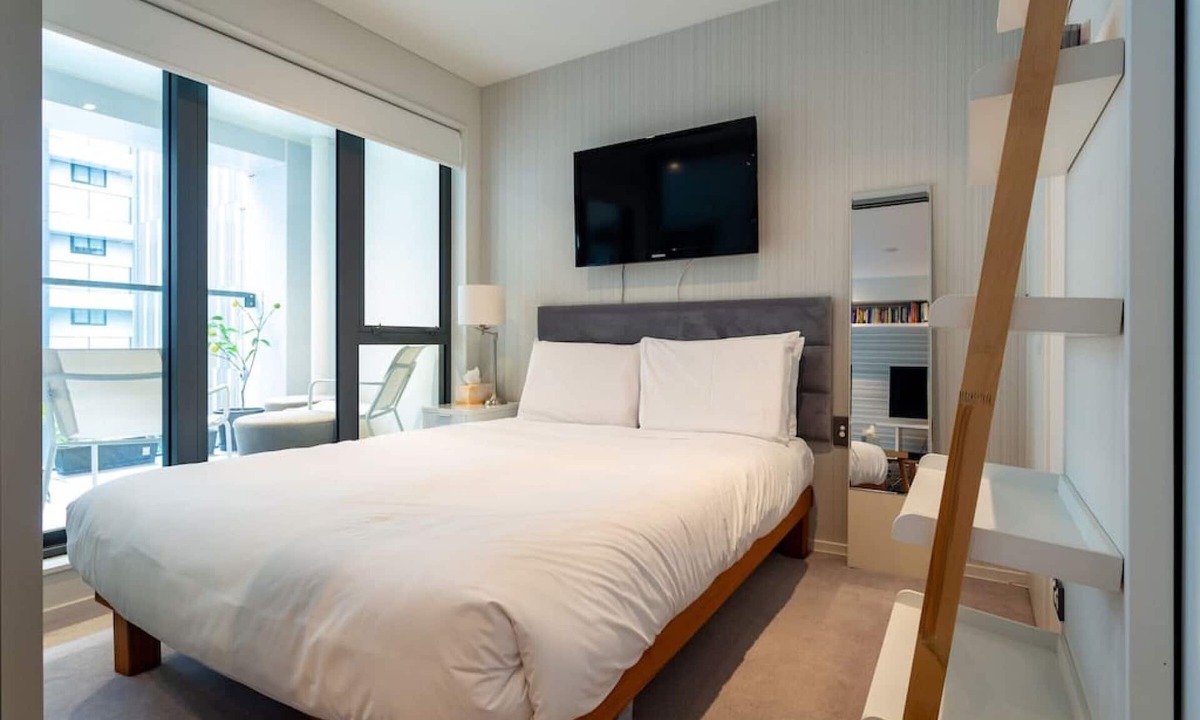 Newton Apartment | Pristine inner-city nest with carpark