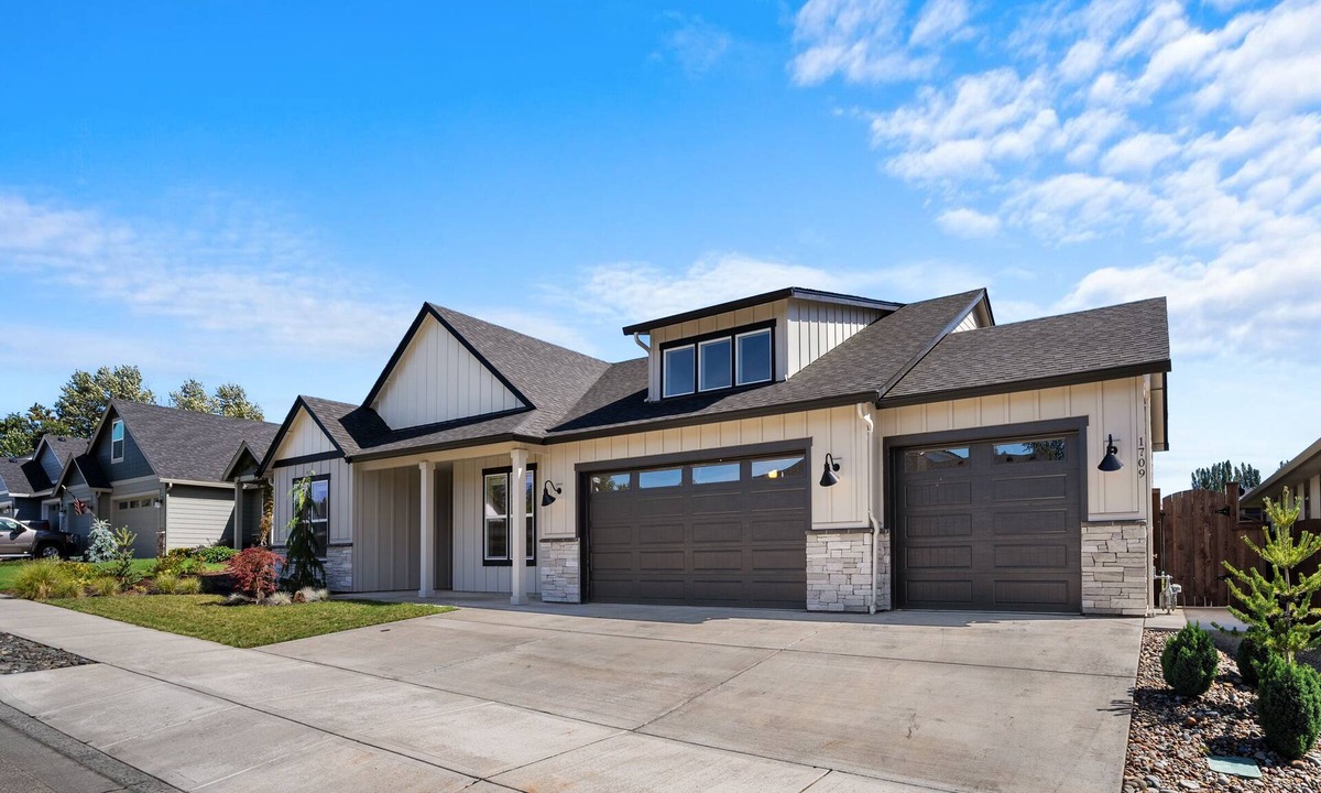 Brush Prairie House | Pristine & NEW exec home. Playground. King bed. 3 car garage.