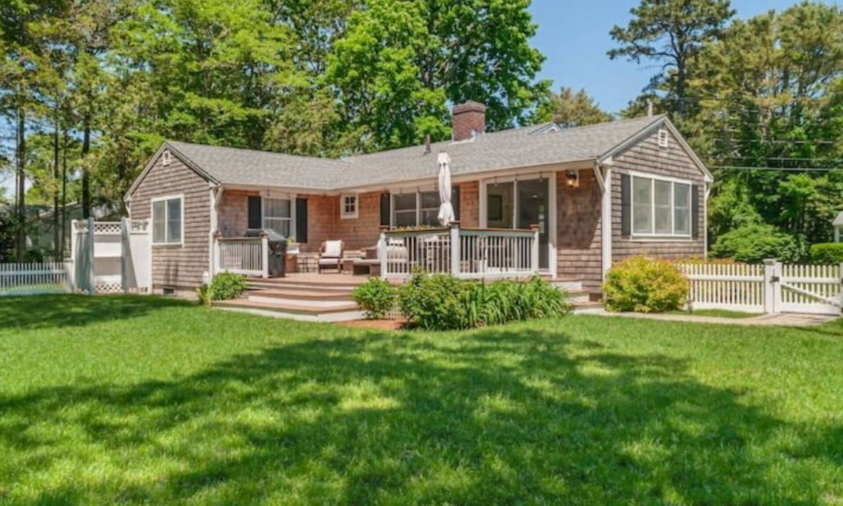 Wianno House | Pristine Osterville Cottage