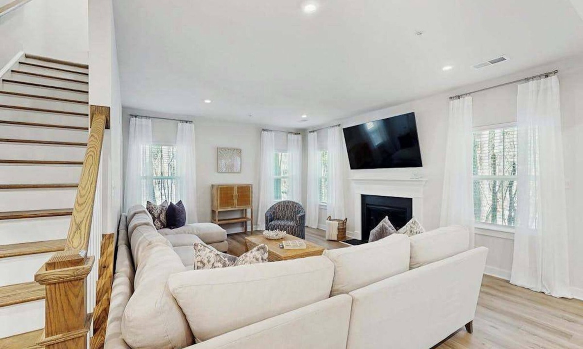 Bayside House | Pristine single family home w/pool & clubhouse access, patio, central AC & WiFi