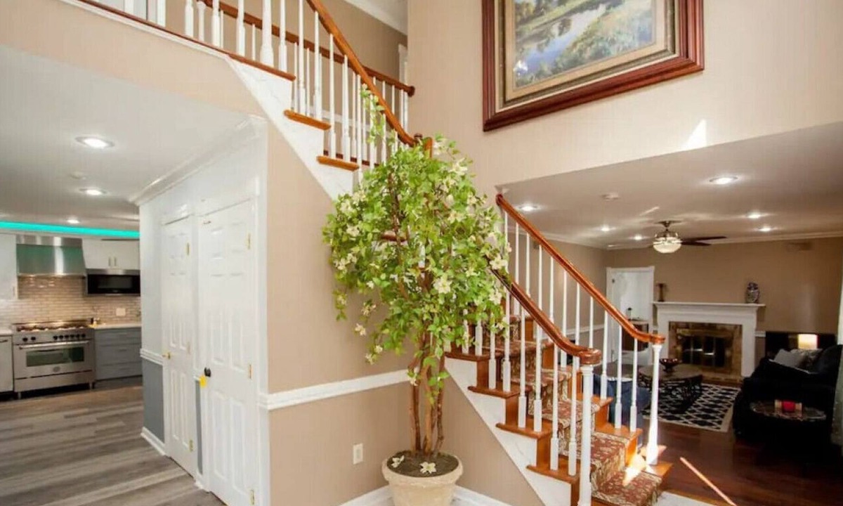 Newtown House | Pristine Suburban Escape with Hot Tub