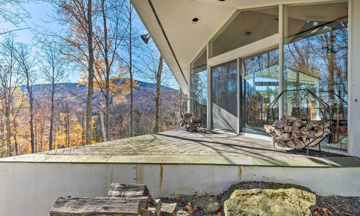West Dover Cottage | Pristine West Dover Home w/Deck & Mountain Views!