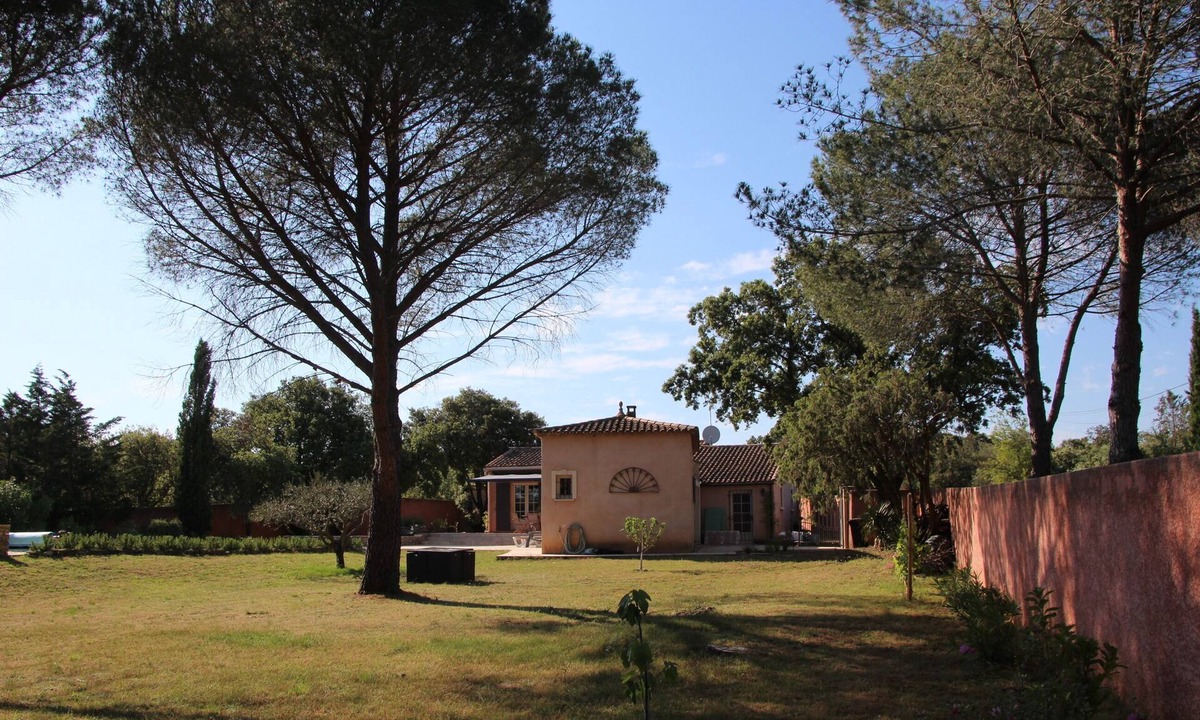 Montaren-et-Saint-Mediers House | private villa with walled garden.