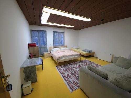 Old Town House | Privat Grosse Zimmer -Mars- mit gemeinsamer Küche und Bad in Altstadt Chur