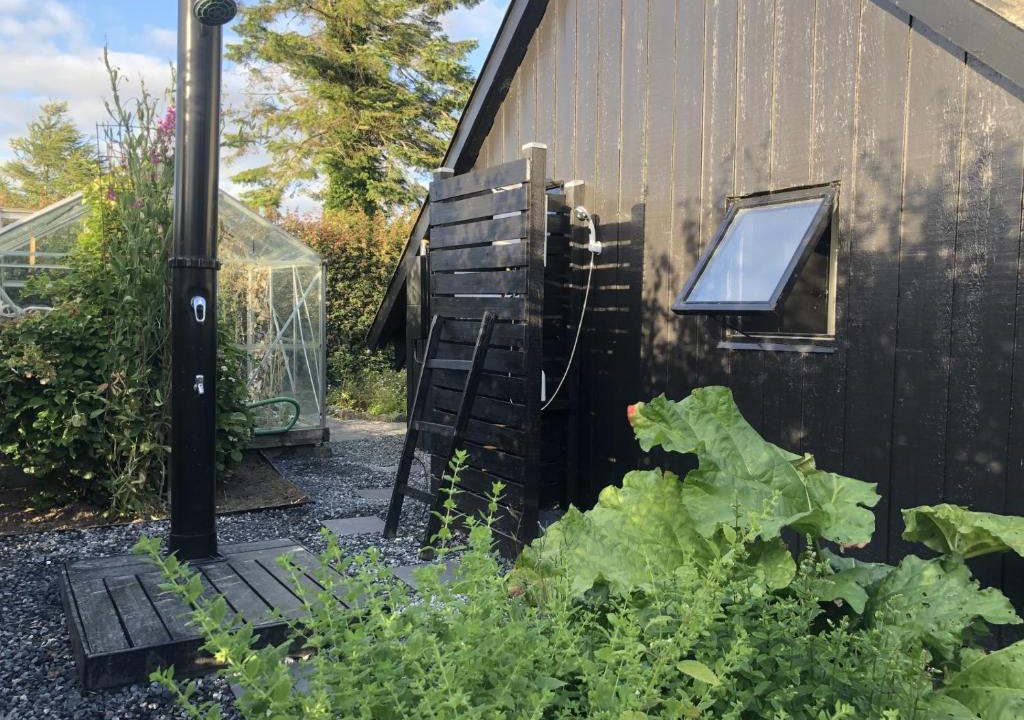 Randers House | Privat sommerhus + anneks på en stor grund lukket grund, med grill, bålplads mv