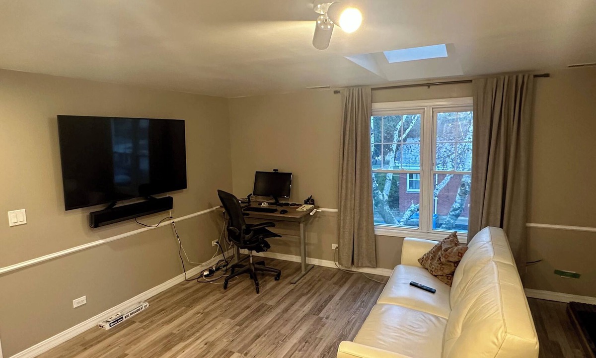 Jefferson Park Apartment | Private 1 bed/1bath w in-unit laundry in Jefferson Park!