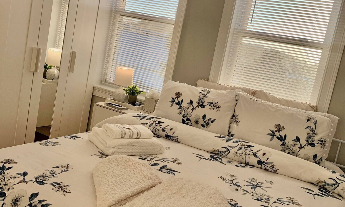 Chelsea Apartment | Private 1-Bedroom with Shared Common Spaces – Close to Logan & Boston