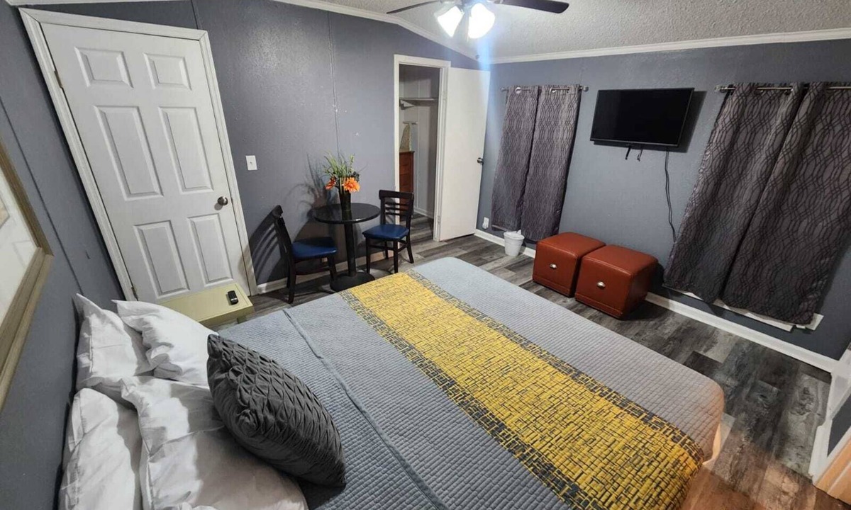 Raleigh House | Private 10BR Secluded Compound, Spacious Retreat w/Abundant Parking