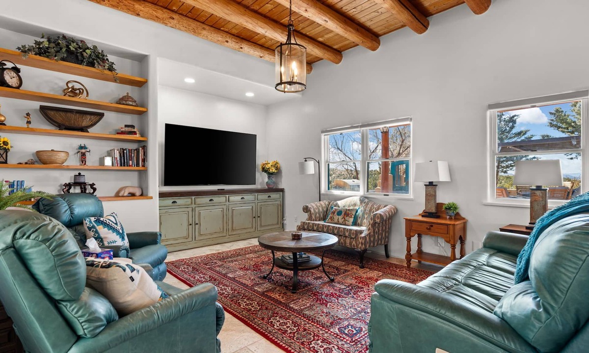 La Tierra House | Private 15 Acres | Hot Tub + Views | Close to Plaza