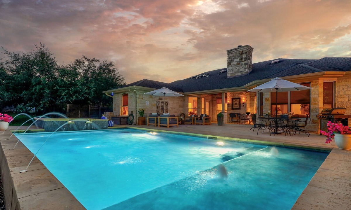 West Oak Hill House | PRIVATE | 15 Beds | POOL | SPA |Bsktball | Pool Table |Close Downtown