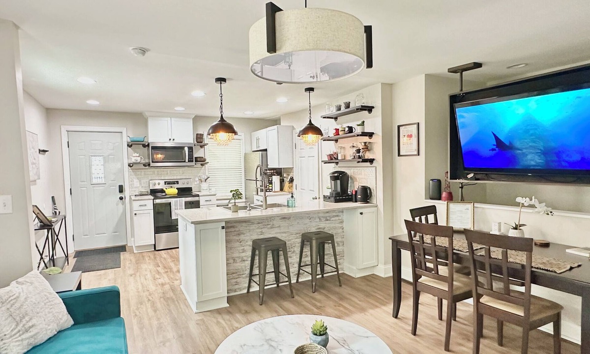 Milwaukee Cottage | Private 1BR Cottage with City Views
