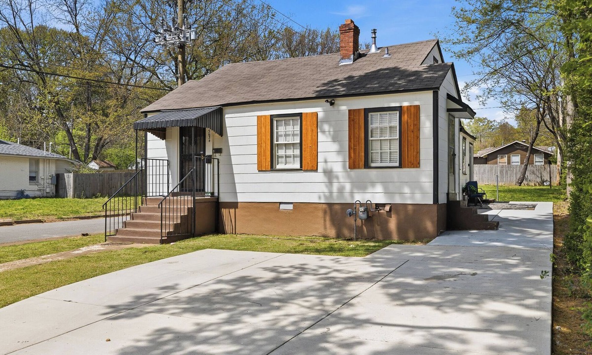 University District Apartment | Private 1BR Duplex Driveway Parking. Near UofM