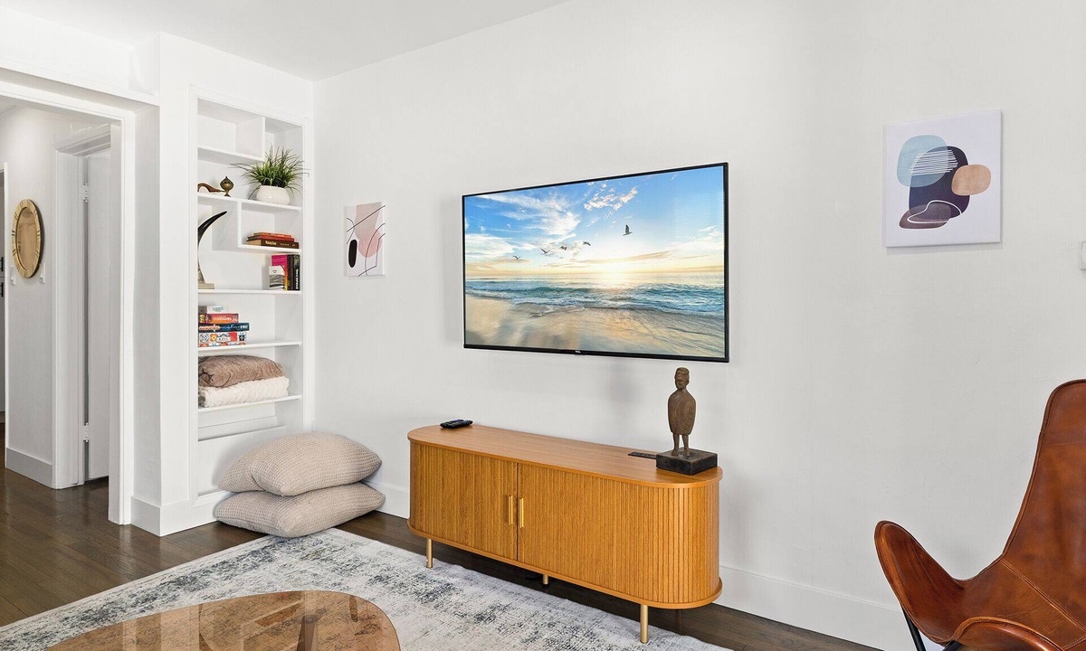 Westchester House | Private 1BR Modern Home in Westchester w/Parking